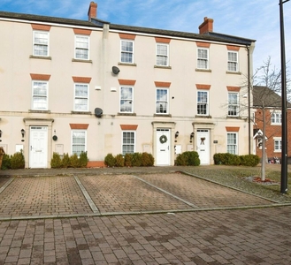 4 bedroom town house for sale in Palmer Square, Birstall, Leicester, LE4