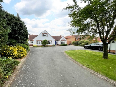 5 bedroom detached house for sale in DETACHED HOUSE & ANNEXE, Station Lane, Scraptoft, Leicestershire, LE7