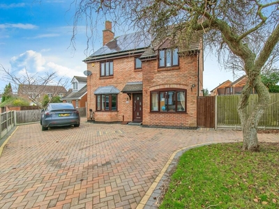 5 bedroom detached house for sale in Needham Close, Oadby, Leicester, LE2