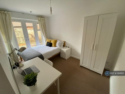 5 bedroom end of terrace house for rent in Jedburgh Close, Cambridge, CB4