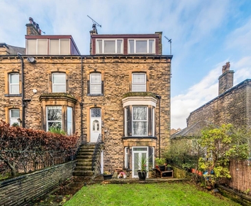 5 bedroom end of terrace house for sale in Gladstone Terrace, Morley, Leeds, LS27