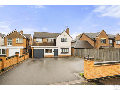 6 bedroom detached house for sale in The Fairway, Oadby, LE2
