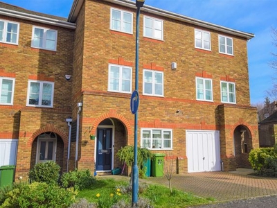 End terrace house to rent in Manning Place, Richmond TW10