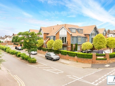 Flat to rent in Manor Road, Chigwell, Essex IG7
