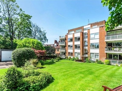 Flat to rent in Baronsmere Court, Manor Road, Barnet EN5