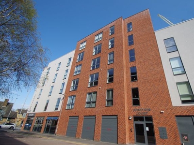 Flat to rent in Junction Court, Station Road, Watford WD17
