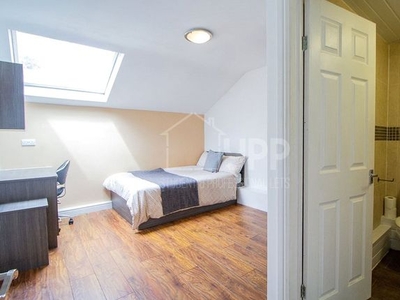 Flat to rent in St. Johns Terrace, Hyde Park, Leeds LS3