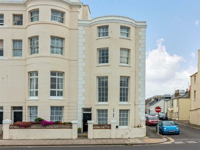 2 bedroom flat for rent in Marine Parade, Worthing, BN11
