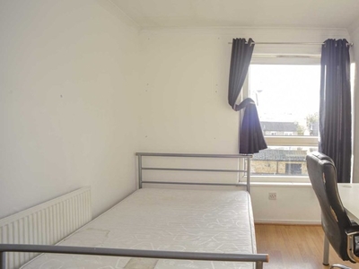 Ideal room in 4-bedroom flat in Bow, London