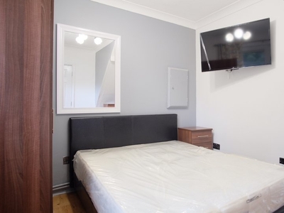 Modern room to rent in 5-bedroom flat in Wimbledon, London