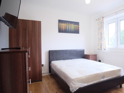Spacious room to rent in 5-bedroom flat in Wimbledon, London