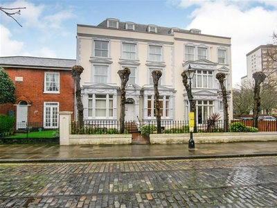 21 Charles Dickens Court, 388 Old Commercial Road, Portsmouth, Hampshire 2 bedroom to let