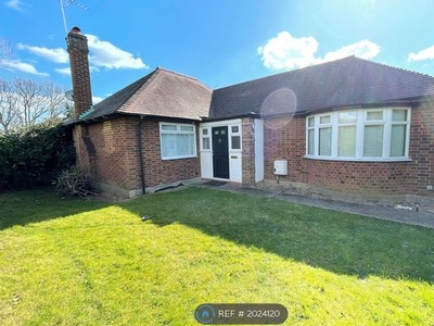 Bungalow to rent in Forest Edge, Buckhurst Hill IG9