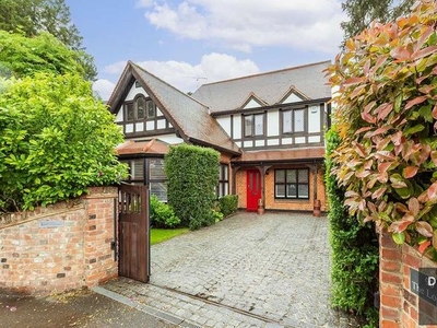 Detached house to rent in High Road, Loughton IG10