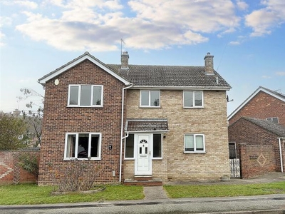 Detached house to rent in Philips Road, Rayne, Braintree CM77