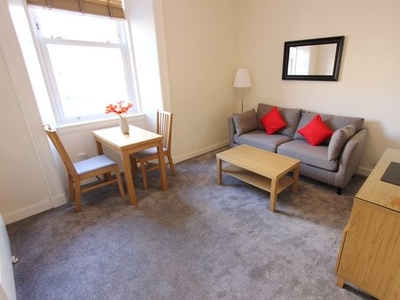 Flat to rent in Albert Street, Edinburgh EH7