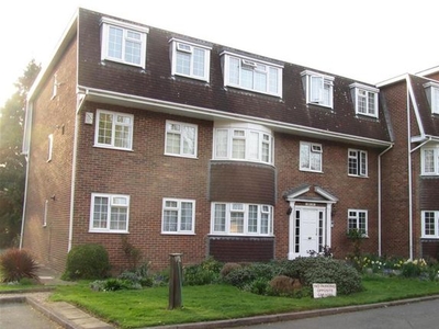 Flat to rent in Buckingham Close, Hornchurch RM11