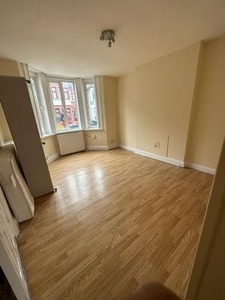 Flat to rent in Cromwell Road, Luton LU3
