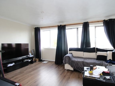 Flat to rent in Dallow Road, Luton, Bedfordshire LU1