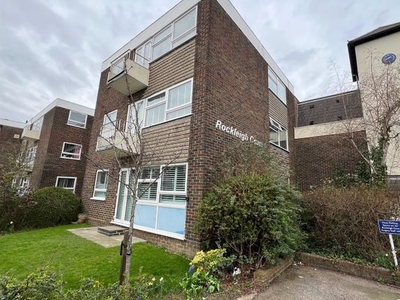 Flat to rent in Hutton Road, Shenfield, Brentwood CM15