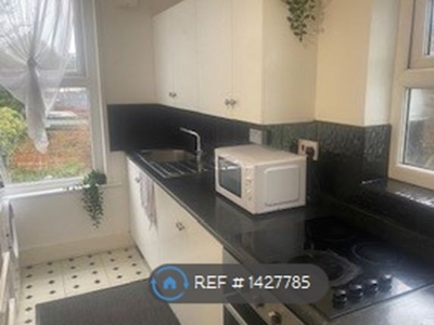 Flat to rent in Vicarage Road, Watford WD18