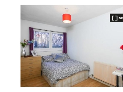 Room for rent in 5-bedroom flat in Tower Hamlets, London