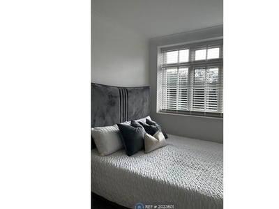 Room to rent in Newbury Park, Ilford IG2