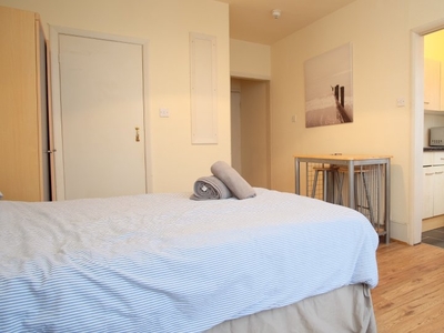 Stylish studio apartment to rent in Cricklewood, London