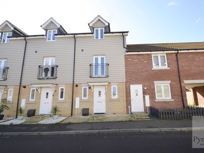 Town house to rent in Falcon Crescent, Norwich NR8