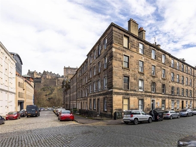 1 bed first floor flat for sale in Lauriston
