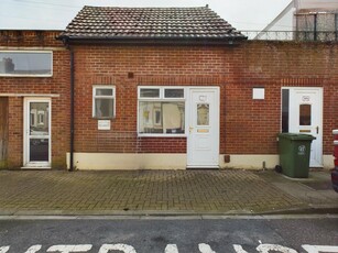 1 bedroom semi-detached house for rent in Heyshott Road, Southsea, PO4