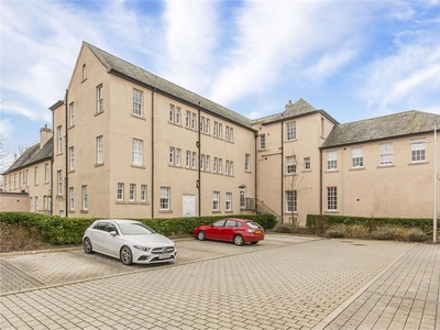 2 bed first floor flat for sale in St Andrews