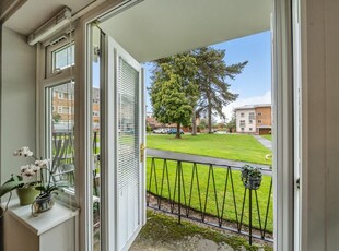 2 bedroom apartment for sale in Lindfield Gardens, Guildford, GU1