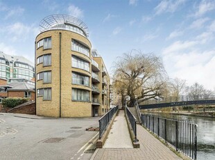 2 bedroom apartment for sale in Oyster Wharf, Crane Wharf, Reading, RG1