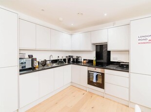 2 bedroom apartment for sale in Royal Crescent Road, Southampton, SO14
