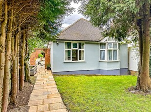 2 bedroom bungalow for sale in St Albans Road, Sandridge, St. Albans, Hertfordshire, AL4