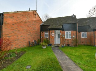 2 bedroom bungalow for sale in The Beeches, Park Street, St. Albans, AL2