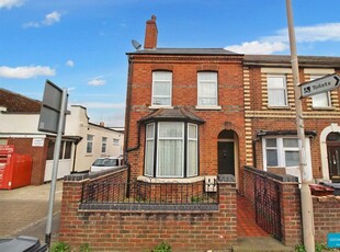 2 bedroom end of terrace house for sale in Oxford Road, Reading, RG30