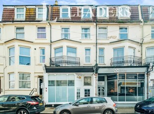 2 bedroom flat for rent in Crescent Road, Worthing, BN11