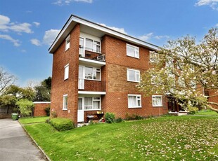 2 bedroom flat for sale in Brookhurst Court, Beverley Road, Leamington Spa, CV32