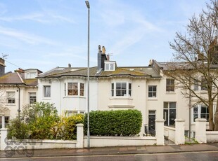 2 bedroom flat for sale in Buckingham Place, BN1