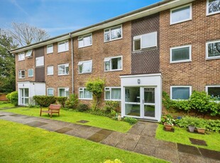 2 bedroom flat for sale in Guildown Road, Guildford, Surrey, GU2