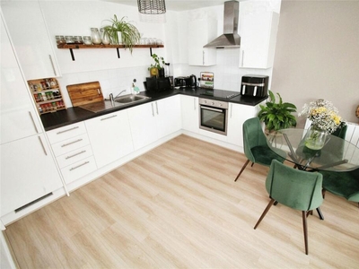 2 bedroom flat for sale in Harrow Close, Bedford, Bedfordshire, MK42