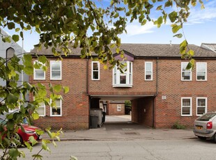 2 bedroom flat for sale in High Street, Chesterton, Cambridge, Cambridgeshire, CB4