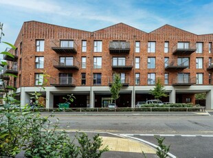 2 bedroom flat for sale in Walnut Tree Close, Guildford, GU1