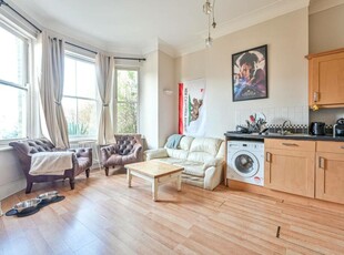 2 bedroom flat for sale in Woodbridge Road, Guildford, GU1