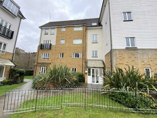 2 bedroom ground floor flat for rent in Compass Court, Waterside, Gravesend, DA11