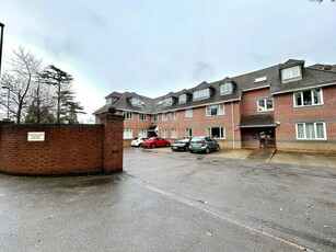 2 bedroom ground floor flat for sale in Bassett Green Road, Southampton, SO16