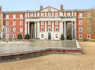 2 bedroom penthouse for sale in Peninsula Square, Winchester, Hampshire, SO23