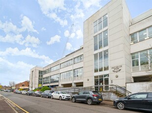 2 bedroom penthouse for sale in Phoenix House, Campfield Road, St. Albans, AL1